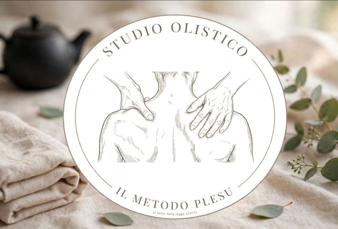 Il sigillo dello studio su teli di lino, con una teiera in ghisa e rami di eucalipto